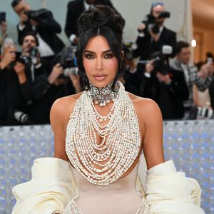 Kim Kardashian stellt Looks für Dolce&Gabbana-Show zusammen!