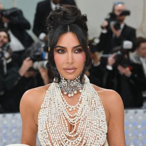 Helfer eilen: In Kim Kardashians Privatjet gab es Vorfall!
