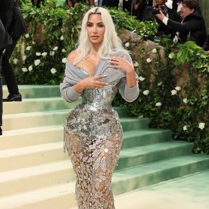 Rippen entfernt? Kim Kardashian erklärt Taille bei Met Gala