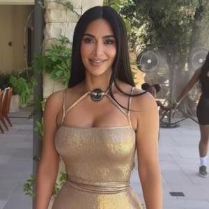 Kim Kardashians Abendkleid sorgt auf Dino-Sause für Lacher