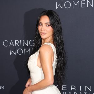 Kaum wiederzuerkennen: Hier trägt Kim Kardashian rote Haare