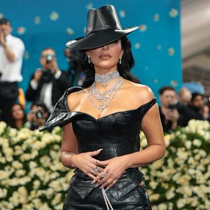 War sie sauer? Die Security trat auf Kim Kardashians Kleid