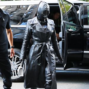 Skurriler Look: Kim Kardashian mit Bondage-Maske unterwegs