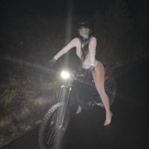 Kim Kardashian posiert in abgefahrenem Look auf einem Bike