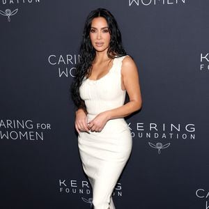 Kim Kardashian feiert 44. Geburtstag in silbernem Bikini