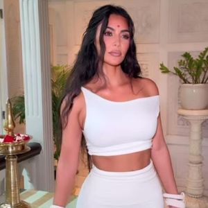 In Weiß? So besucht Kim Kardashian die Milliardärshochzeit