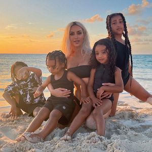 Süß: Kim Kardashian postet seltene Pics mit allen vier Kids