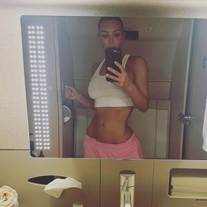 Heiße Kurven: Kim Kardashian zeigt ihre schmale Taille!