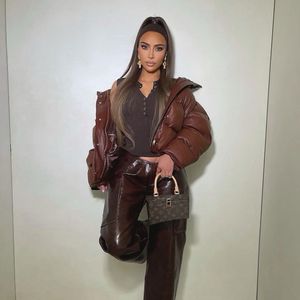 Von Kopf bis Fuß in Braun: Kim K. flasht mit besonderem Look