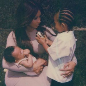 Zu Ostern: Kim Kardashian teilt Familien-Throwback-Bilder