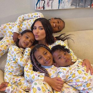 Passende Pyjamas: Kim Kardashian teilt Foto mit allen Kids