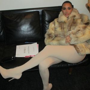 Body und Pelz: Kim Kardashian glänzt im Bianca-Censori-Stil