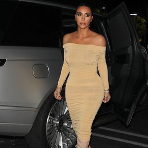 Knallenges Dress: Hier zeigt Kim Kardashian ihre Kurven!