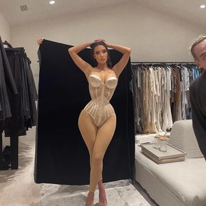 Wespentaille oder Photoshop? Kim Kardashian empört ihre Fans