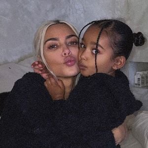 Ist Kim Kardashians Tochter Chicago ihr kleiner Zwilling?