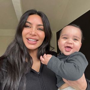 Fans amüsiert: Was ist mit Kim Kardashians Gesicht passiert?