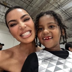 Fans empört: Kim Kardashian erlaubt ihren Kids Zahnschmuck