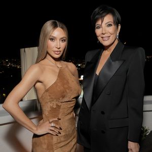 Kris Jenner witzelt über Tochter Kim Kardashians kurze Ehen