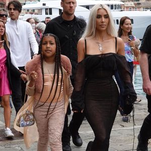 Hate gegen Kim Kardashian: Tochter North trug ein Korsett!