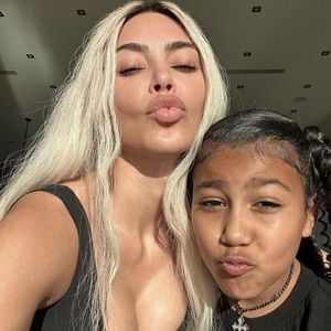 Niedlich! Kim Kardashian teilt Selfie mit Töchterchen North