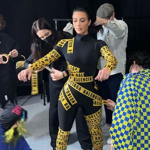 Skurriler Look: Kim Kardashian in Klebeband eingewickelt