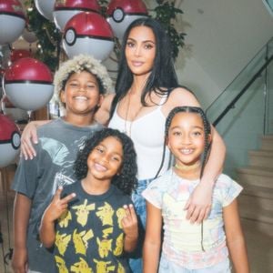 Kim Kardashian beschäftigt fünf Nannys für ihre vier Kinder
