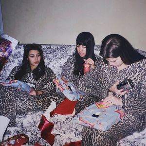 Zum Geschwistertag: Kim K. teilt coole Throwback-Bilder