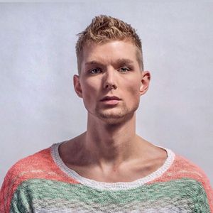 So sah Prince Charming Kim Tränka mit kurzen Haaren aus