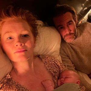 James Van Der Beek und Kim kuscheln mit Baby Nummer sechs