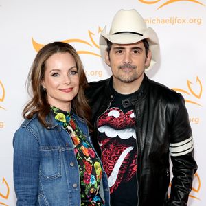 So meisterten Brad Paisley und Frau Taylor-Heirat ohne Handy