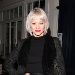 Kimberley Wyatt im Silberkleid