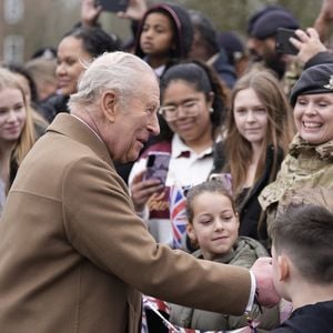 Trotz Andrew-Skandal: König Charles beim Truppenbesuch