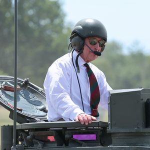 Royaler Besuch: König Charles gibt Gas im britischen Panzer