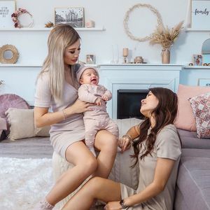 Verrückt? Kisu und ihre Schwester probieren ihre Muttermilch