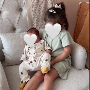 Süß: Kisus Töchter Milena und Leonie kuscheln miteinander