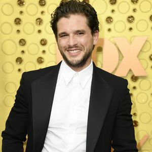 Nach Klinik-Aufenthalt: Kit Harington wieder fit bei Emmys!