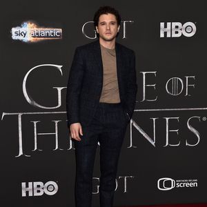 Fans & Frau Rose lachen: Kit Harington ohne Bart nicht heiß?