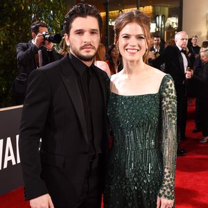 Wo sind seine Locken? Kit Harington mit Buzz Cut unterwegs
