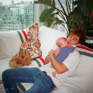 Niedliches Kuschelfoto: KJ Apa ganz vernarrt in sein Baby