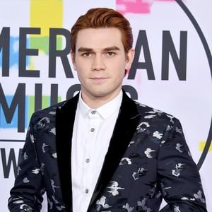 Nacktfotos von KJ Apa im Netz: Fans sind aus dem Häuschen!