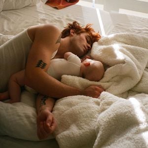 Niedliche Bilder von "Riverdale"-Star KJ Apa und seinem Sohn