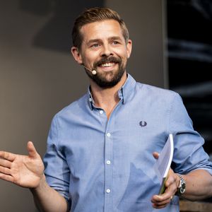 Klaas Heufer-Umlauf spricht ungewollt über Brüste seiner Oma