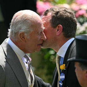 König Charles herzlich bei seltener Umarmung mit Neffe Peter