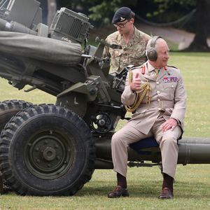 König Charles begeistert Soldaten mit seinen Schießkünsten