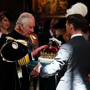 König Charles wurde schottische Krone und Zepter überreicht