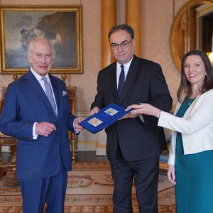 Neue Banknoten und Hochzeitstag: König Charles in Feierlaune