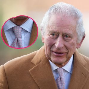 Lustig: König Charles trägt Dinosaurier-Krawatte bei Termin