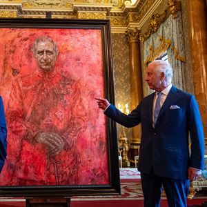 Aktivisten beschmieren das neue Porträt von König Charles!