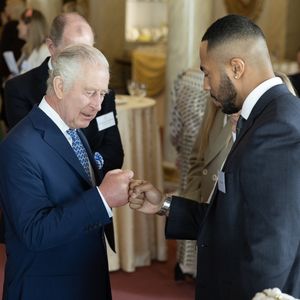 König Charles verteilt Faustchecks und Küsse an seine Gäste!