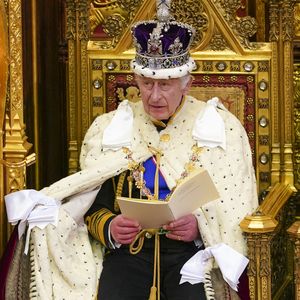 König Charles ehrt verstorbene Queen bei Parlamentseröffnung